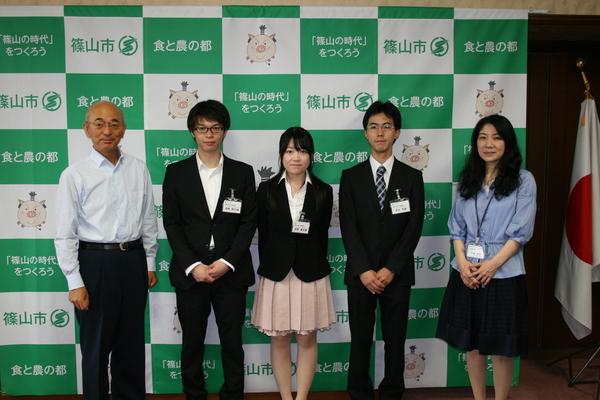 市長、女性1名、宮野 真名美さん、高橋 翔太朗さん、河合 秀樹さんが並ぶ集合写真